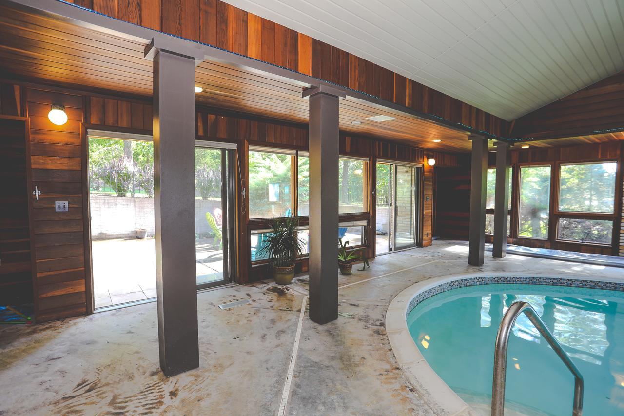 The Lodge At Beaver Lake Bed And Breakfast Rogers Exterior photo